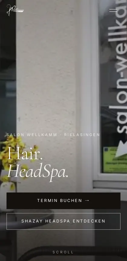 Startseite von salonwellkamm.de auf dem Handy